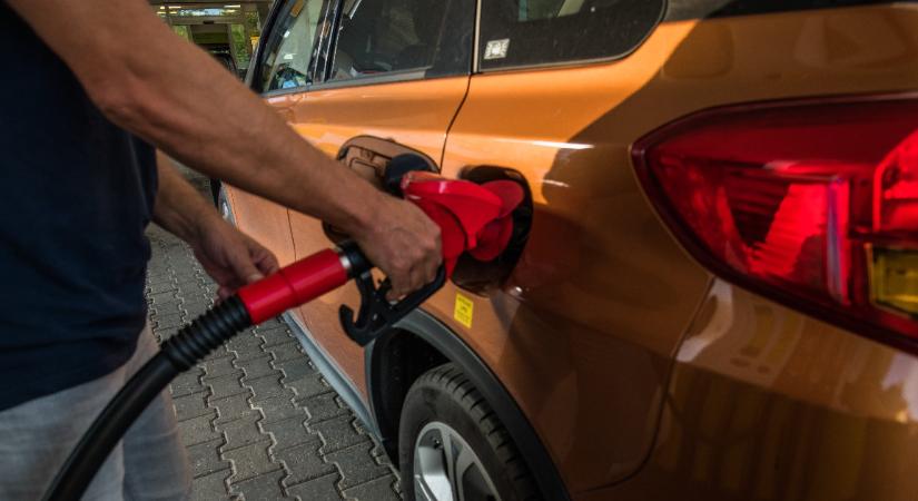 Vége a benzinturizmusnak, a külföldiek nem kaphatnak hatósági áras üzemanyagot