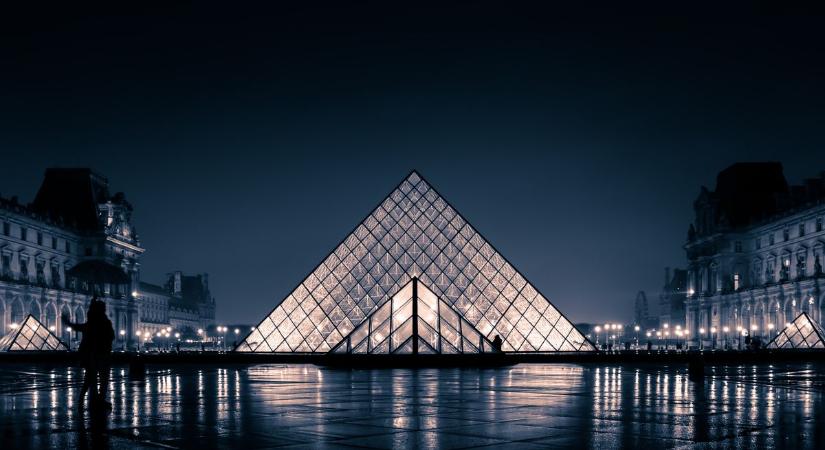 Régiségek hamis igazolása miatt őrizetbe vették a Louvre volt vezetőjét