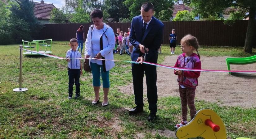 Új játszóteret kaptak a gyerekek Maroslelén