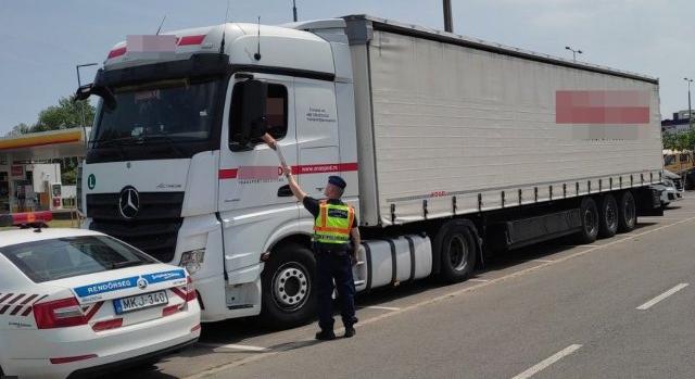 Több mint 4 millió forintra büntettek egy román kamionost