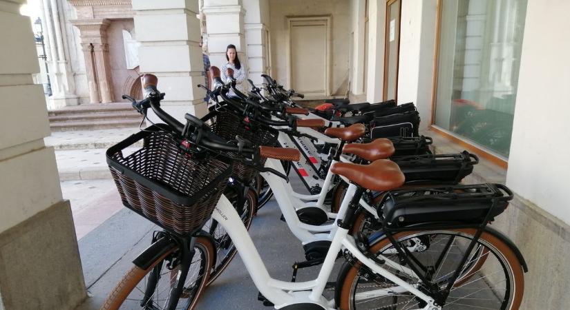Új hivatali életforma – elektromos kerékpárokat vásárolt a fehérvári önkormányzat