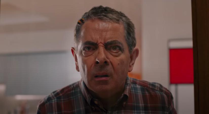 Rowan Atkinson egy méh miatt szétrombol egy egész házat új sorozatában