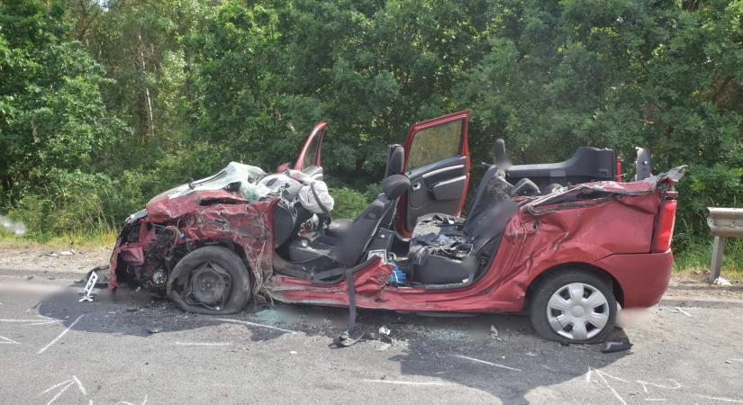 Két halott és négy sérült Marcaltőnél - letartolta a Daciát és a mélybe zuhant egy Volvo teherszállító