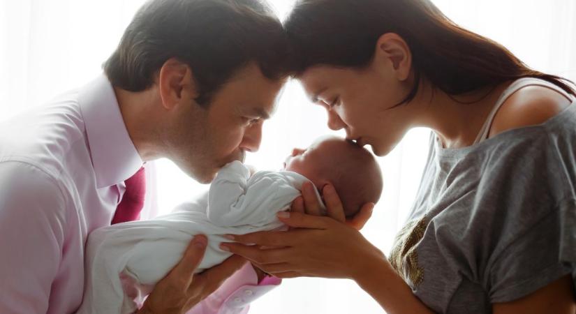 Újonnan az apák két hét fizetett szabadságot vehetnek ki a gyermekük megszületése után