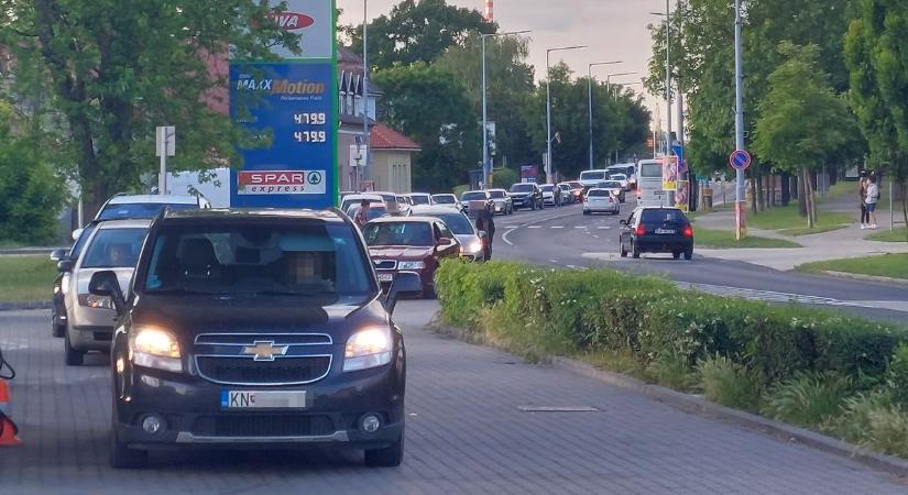 Több száz méter volt a sor, megrohamozták a komáromi benzinkutakat a szlovák autósok