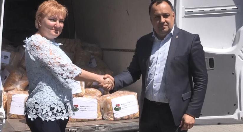 Magyarország továbbra is segíti Ukrajnát – száraztészta adományt adtak át Ungváron és Munkácson (videó)