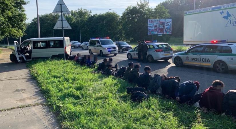 Autósüldözés Pozsonyban – 35 illegális migránst kergettek, majd fogtak el a rendőrök (Videó)