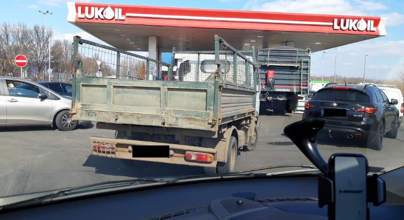 Megindult a külföldi autók rohama az akciós magyar üzemanyagért