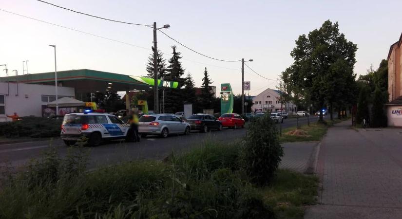 Megrohamozták a nógrádi benzinkutakat a szlovák autósok (fotók, videó)