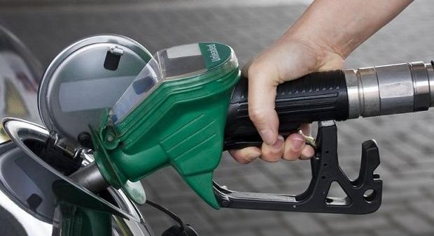 Csak a magyar autóknak marad a benzin árstop
