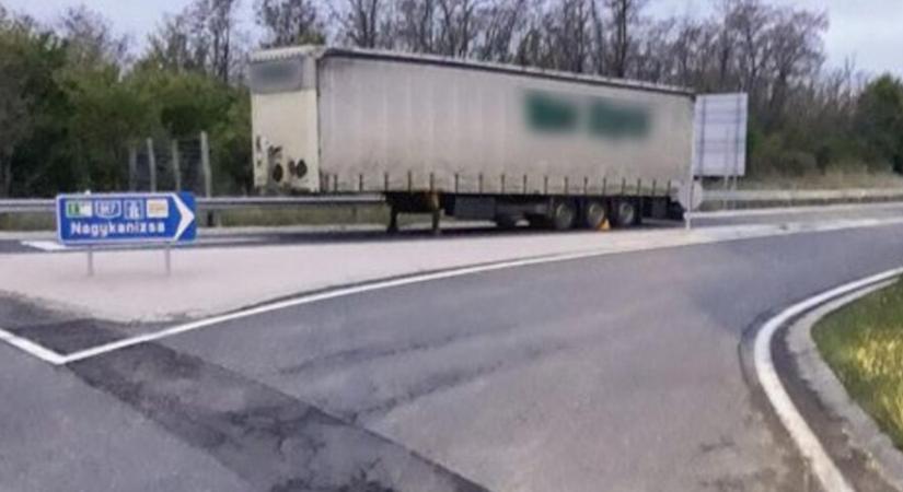 Ez Magyarország: simán ott hagyták egy kamion utánfutóját az autópálya kellős közepén