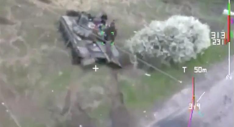 Ezt látta az öngyilkos-drón közvetlenül azelőtt, hogy egy orosz tankba csapódott