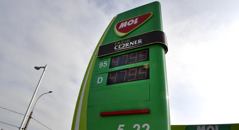 A külföldi rendszámú autók számára megszűnik a benzin árstopja, de hogyan lehet betartani?