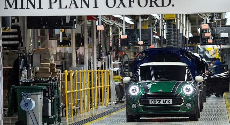Tovább zuhan a brit autógyártás