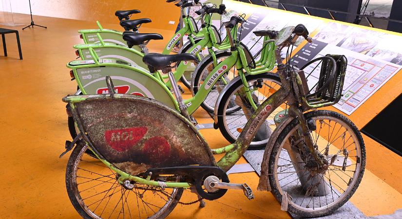 A Közlekedési Múzeumba került Budapest első közösségi kerékpárja