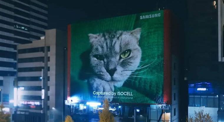 Gigantikus macskával promózza a 200 megapixeles mobil kameráját a Samsung