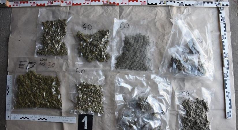 Letartóztattak négy dílert Szekszárdon, egy halom drogot találtak