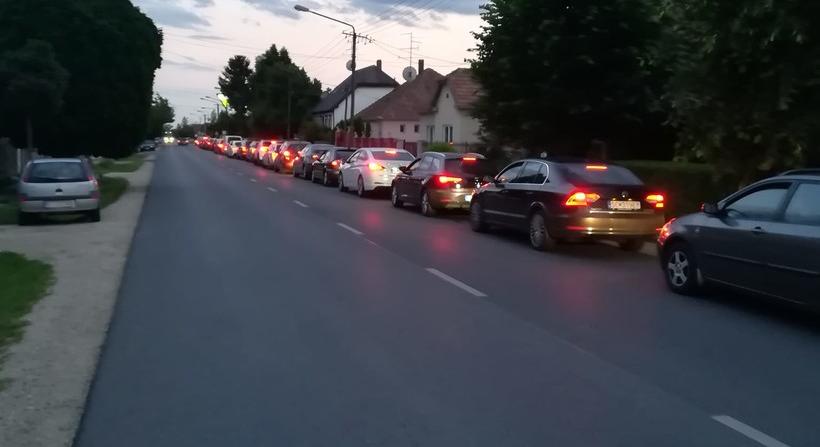 Megrohamozták a szlovák autósok a magyar benzinkutakat, éjfélkor is kígyózó sorok vártak üzemanyagra