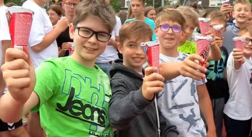 Magyar rekord dőlt meg: harmincezer gyerek evett egyszerre jégkrémet