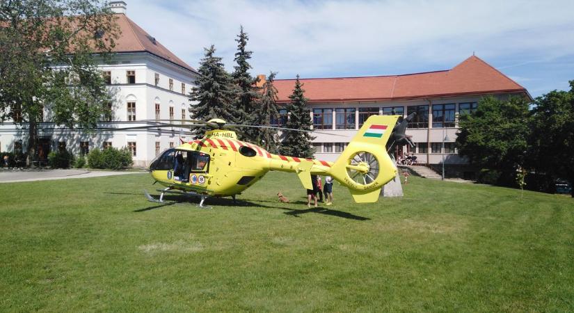 Mentőhelikoptert riasztottak egy esztergomi kollégiumhoz
