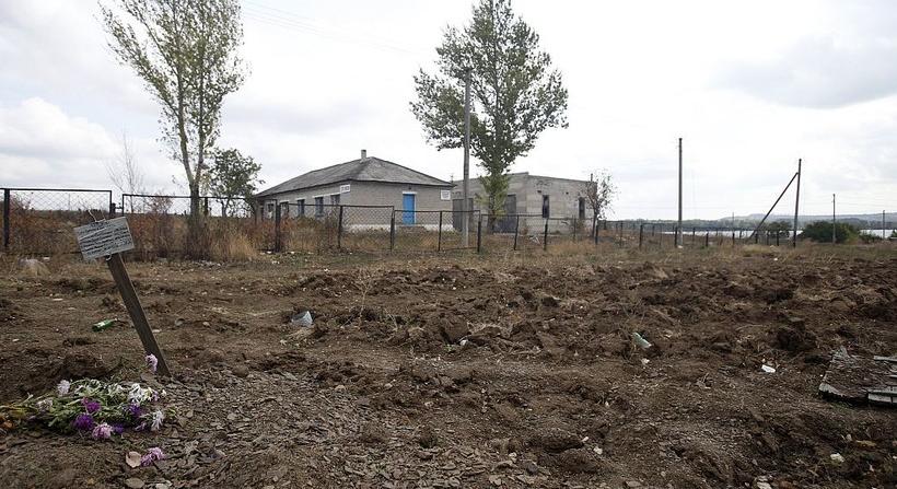 Újabb tömegsírt fedeztek fel Mariupolban, 70 civil holttestét emelték ki