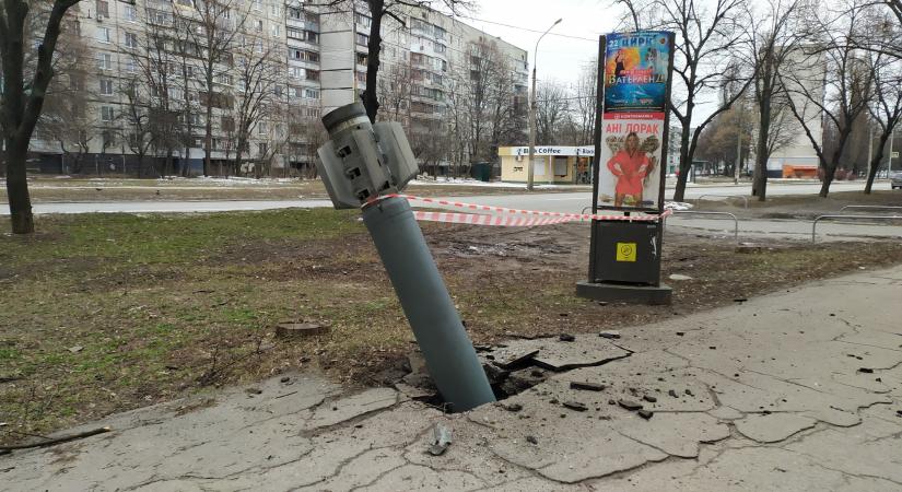 Tíz ember életét vesztette és legalább 35-en megsebesültek a reggeli orosz rakétacsapásokban