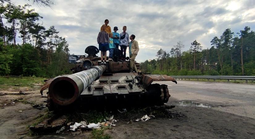 Kiégett tankkal fotózkodnak az ukrán autópálya mellett