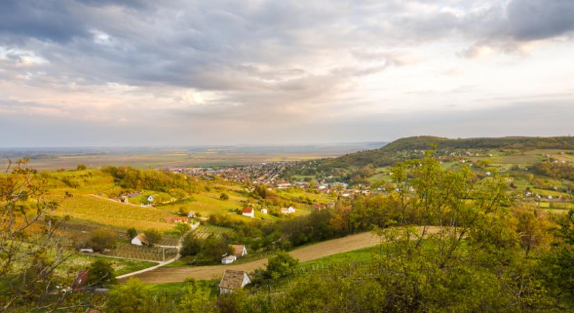 Számtalan gyönyörűséget rejt Szekszárd dimbes-dombos környéke: isteni bor terem itt