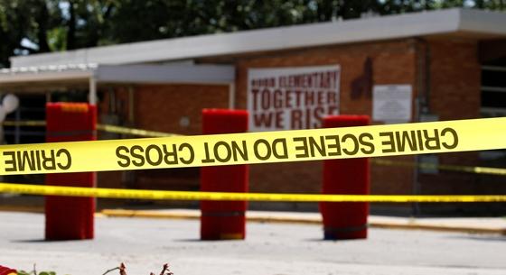 Texasi iskolai lövöldözés: Egy órával a lövöldözés kezdete után hatoltak be a hatóságok az épületbe