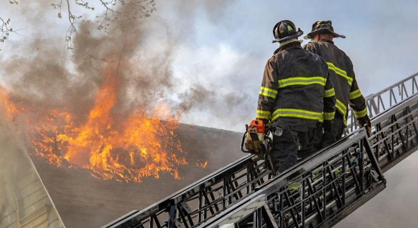 Lángra kapott két ház tetőszerkezete Felnémeten - más városból is érkeztek tűzoltók