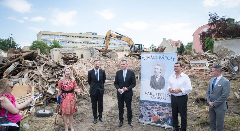 Romos épület helyén parkoló – 82 millió forintos beruházás a zalaegerszegi belvárosban