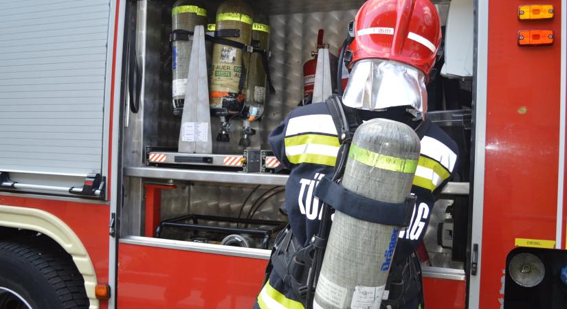 Három családi ház lángol Egerben, hat tűzoltóautóval oltják a tüzet