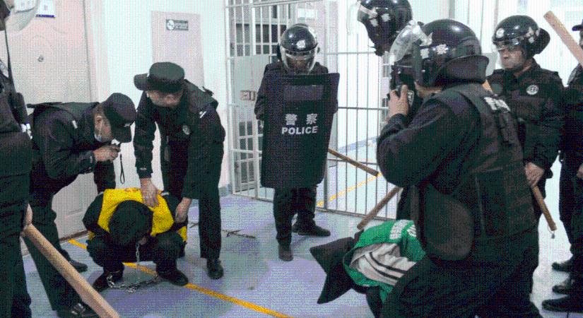 Rengeteg kép szivárgott ki a brutális kínai átnevelőtáborokról