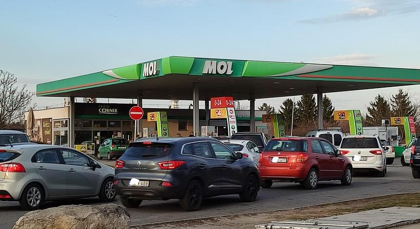 A magyar kormány elzárta előlünk az olcsó benzint