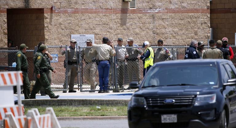 Bírálatok kereszttüzébe került a texasi rendőrség az iskolai lövöldözés miatt