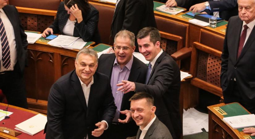 Kocsis Máté, miután a pártja egy kisebb állam költségvetését elverte „Mini Feri” plakátokra: a pártoknak is hozzá kell járulniuk a rezsivédelmi alaphoz