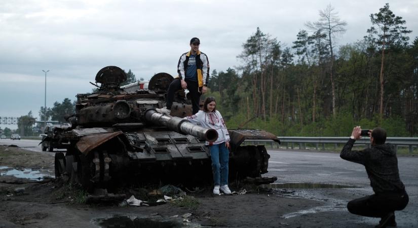 Kiégett tankokkal fotózkodnak az autópálya mellett a Kijevbe utazók (videó)