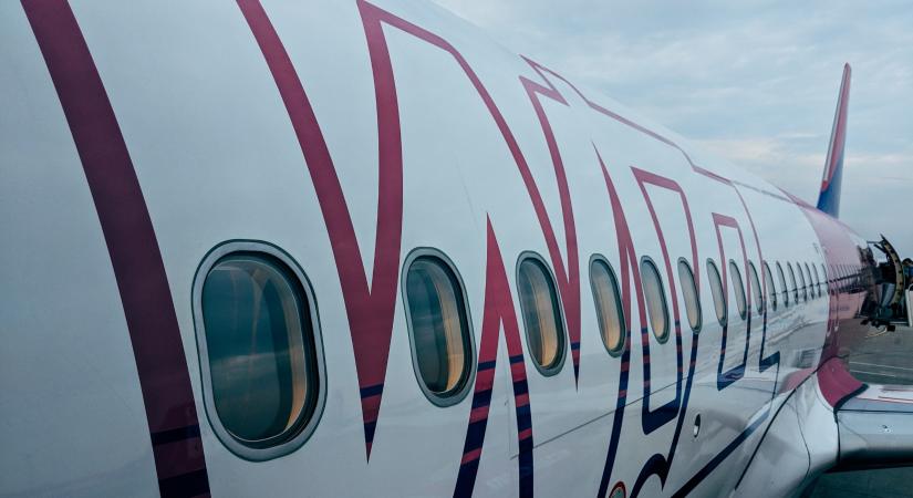 Váratlan esemény: kigyulladt telefon miatt visszafordult a Wizz Air járata a Liszt Ferenc-repülőtéren