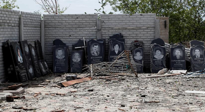 Bombatölcsérektől hemzsegő mező, halmozódó sírkövek – a háború 93. napja képekben