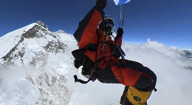 A világon elsőként ugrott le egy férfi siklóernyővel a Mount Everestről