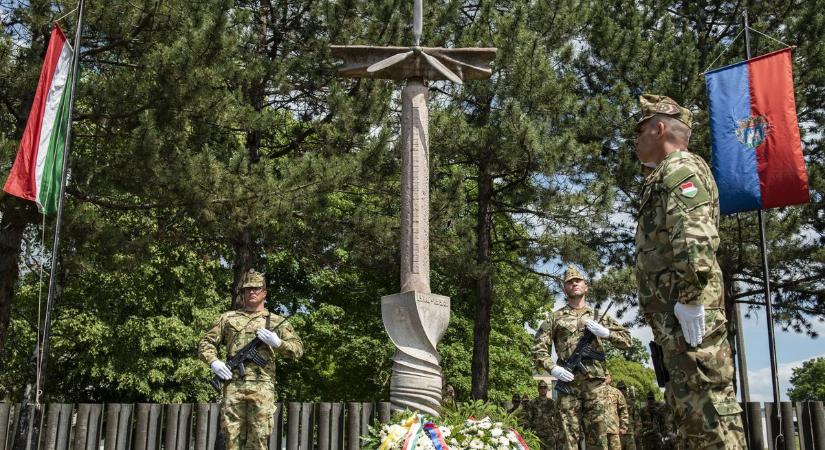 Az elesett katonákra emlékeztek pénteken Fejér megyében
