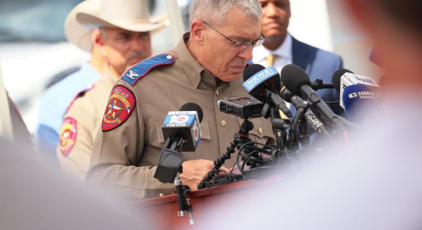 Texasi iskolai mészárlás: hiába hívtak segítséget a gyerekek, a rendőrök a folyosón vártak