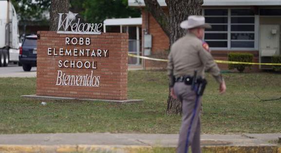 Texasi iskolai mészárlás: hibázott a rendőrség, 80 percig várakoztak az iskolában mire cselekedtek