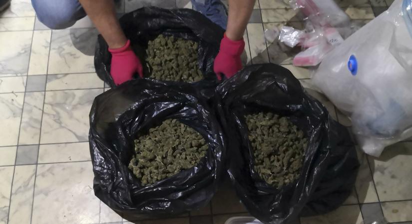 Több kilogramm kábítószert találtak egy soroksári dílernél