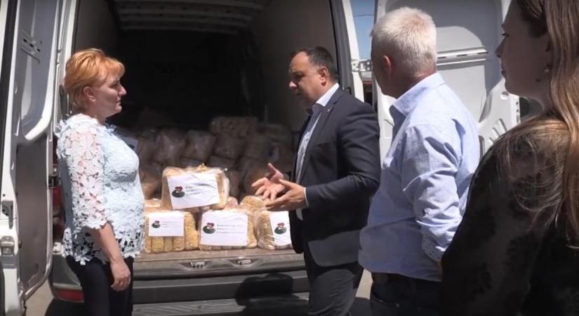 2,3 tonna száraztészta-adomány Magyarország Ungvári Főkonzulátusa által
