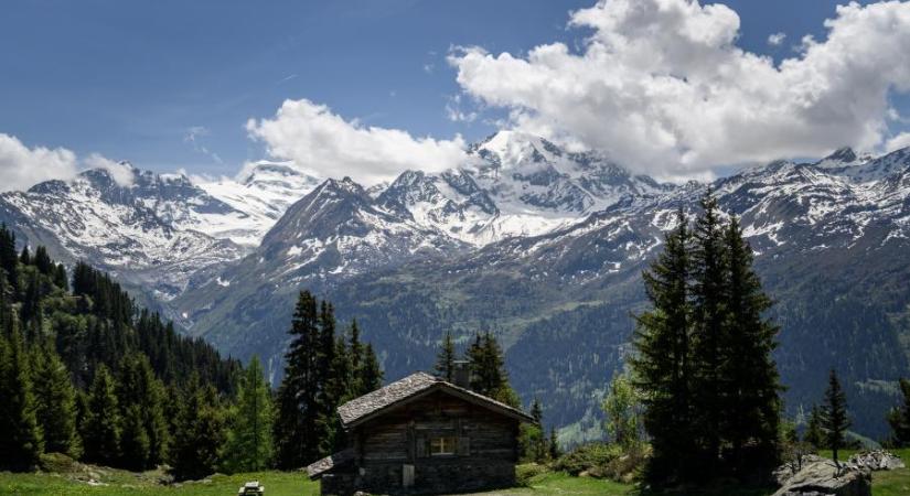 Hatalmas jégtömbök végeztek két hegymászóval Svájcban