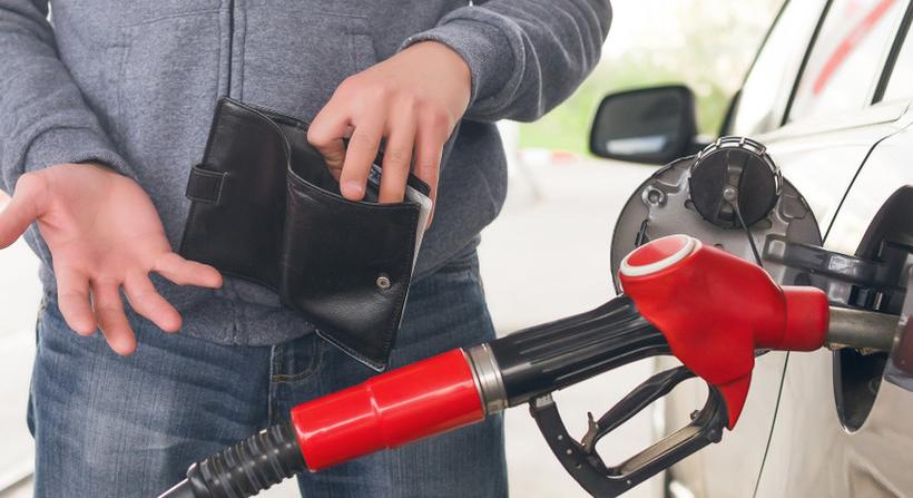 Külföldi rendszámmal több mint 2 euró egy liter benzin Magyarországon