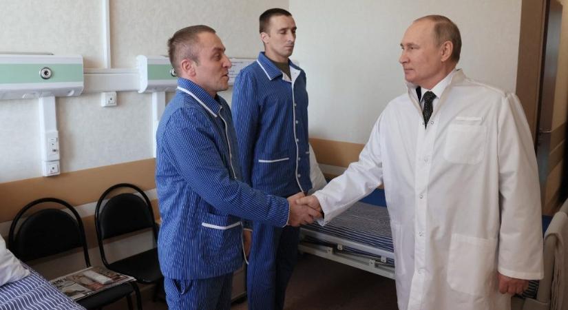 Azzal gyanúsítják Putyint, hogy statisztákkal játszatta el a háborús sérülteket