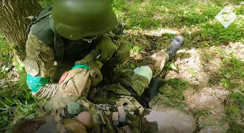 „Fussunk, vagy nekünk annyi” – videón, ahogy egy brit képviselő fia megmenti bajtársa életét Ukrajnában (videó)
