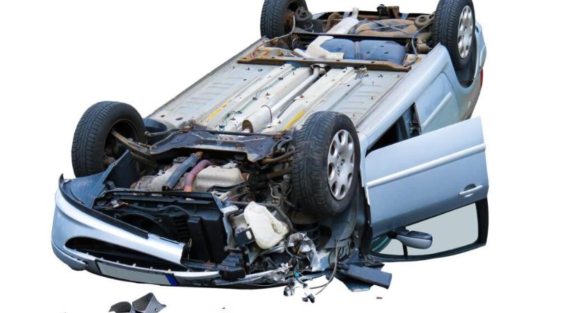 Közúti baleset Šiden: Puszta kézzel helyrebillentették a felborult autót (Videó)